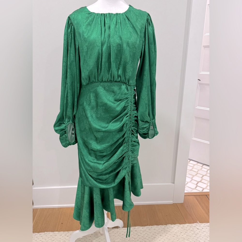 Green midi dress, very beautiful sleeveless and front of the dress
